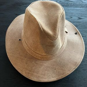 Aussi Hat by Minnetonka